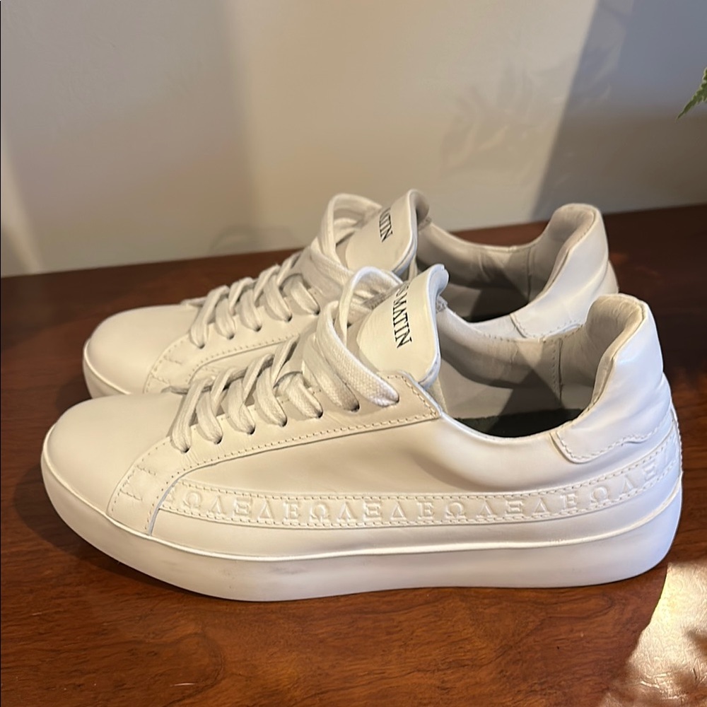 White leather sneakers. Nwob